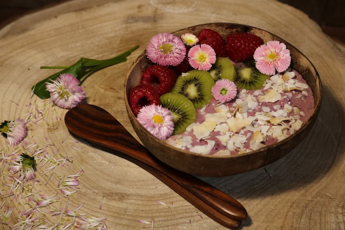 Taça de iogurte vegetal com frutos vermelhos e kiwi - 1