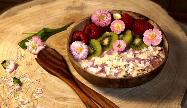 Taça de iogurte vegetal com frutos vermelhos e kiwi